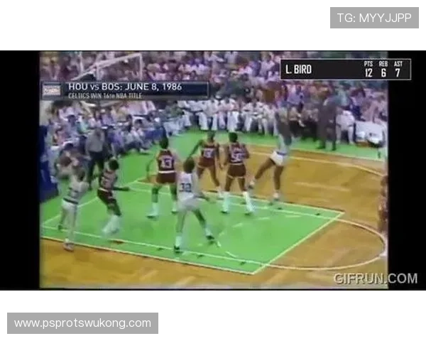 伯德无球跑动牵制防守，拉开空间改变绿军进攻结构